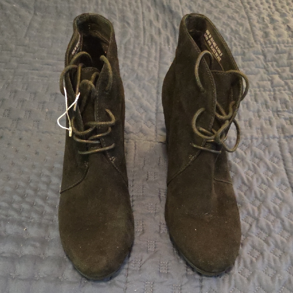 EUC CLARK'S LADIES WEDGE LEATHER ANKLE BOOTS-SIZE 9